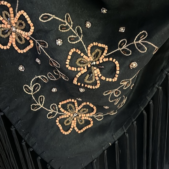 Intricate pattern of beading on this stunning triangular shaped scarf - Picture 2 of 4
